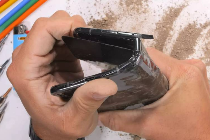 Google Pixel Fold es destrozado al menor impacto en prueba de resistencia